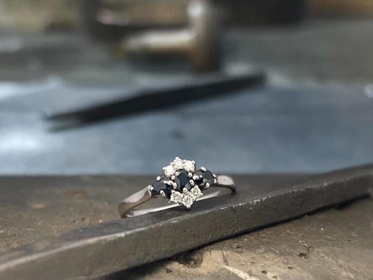 Vanhasta sormuksesta, riipuksesta ja korviksista uusi sormus