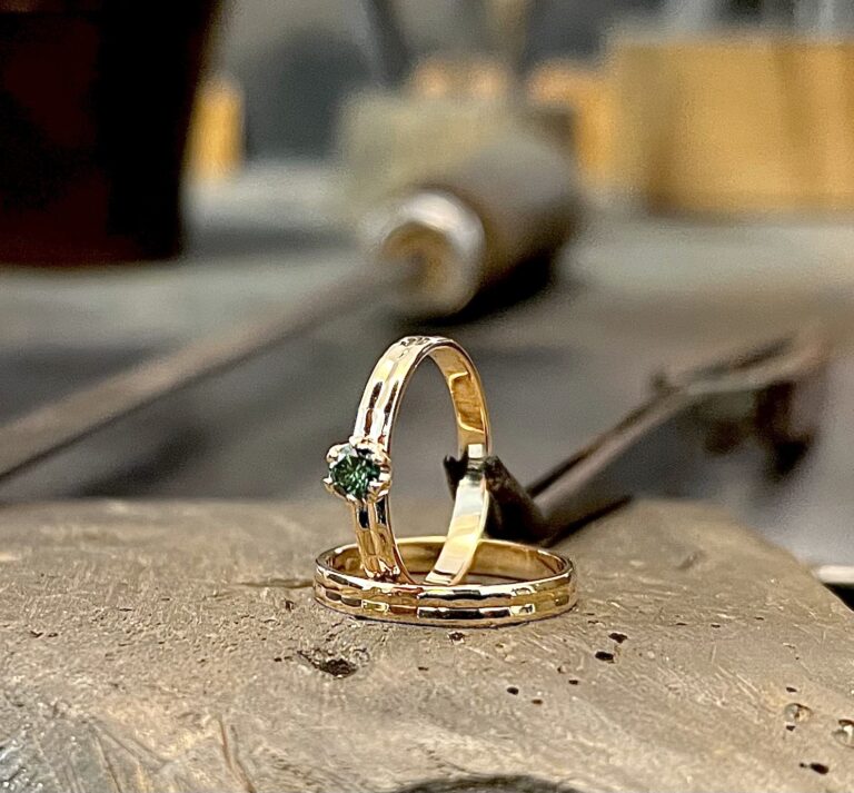 Äidin kihla kierrättyi tyttären kihla- ja vihkisormukseksi