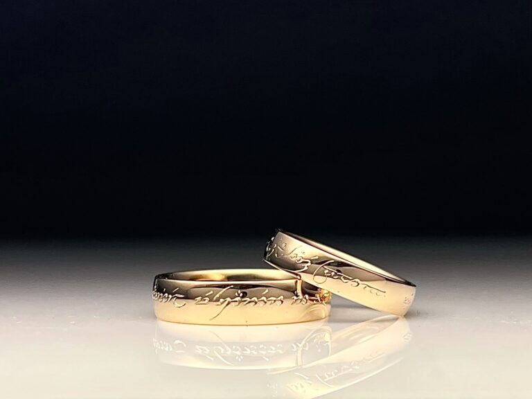 Sormukseen kaiverrus ”haltija kielellä”