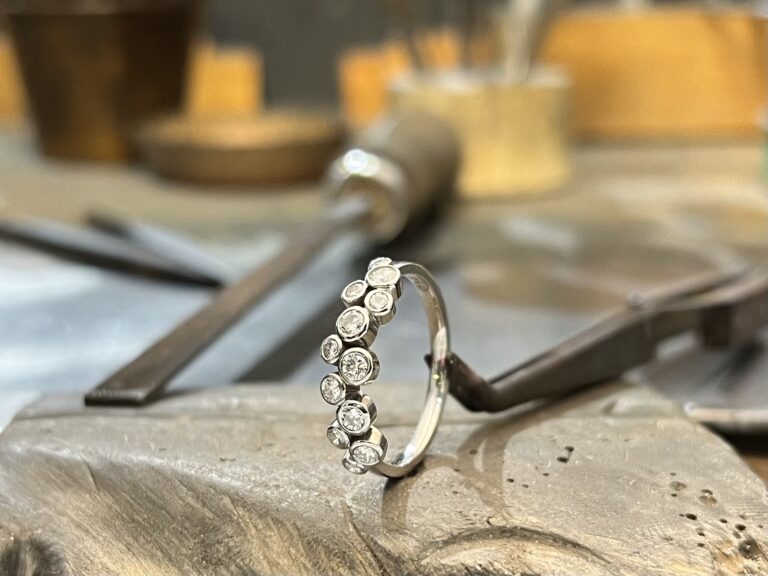 Muistosormuksen timantit siistissä epäjärjestyksessä