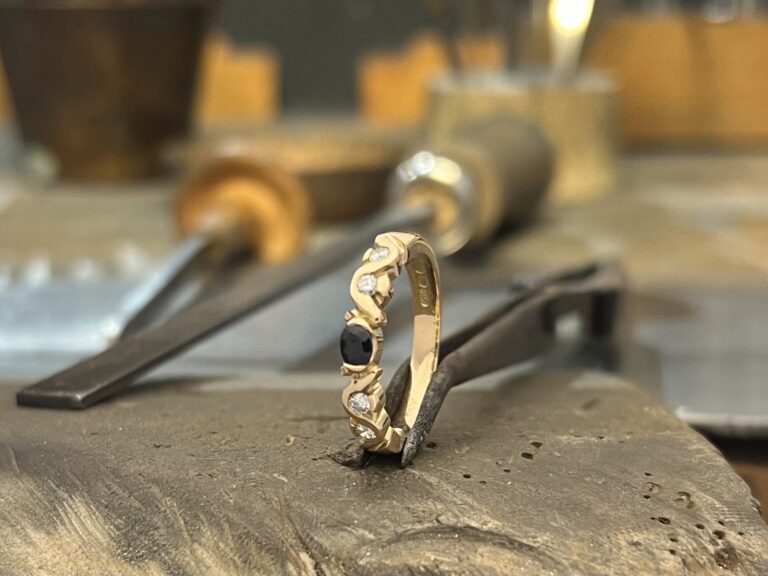 Äidin korviksesta safiiri tyttären vihkisormukseen