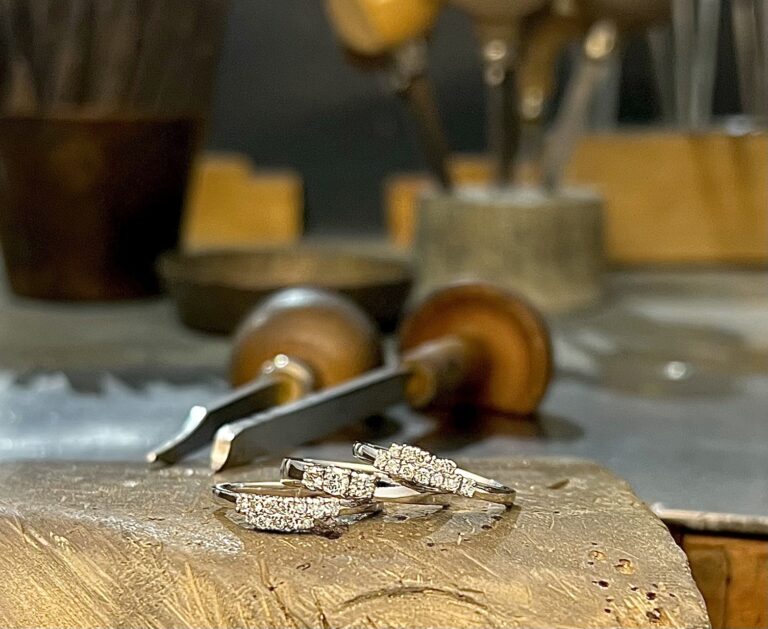 Vanhoista koruista kolme sormusta